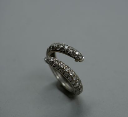 null Crossed ring in 18k white gold paved with diamonds - PB : 6gr - TDD 54