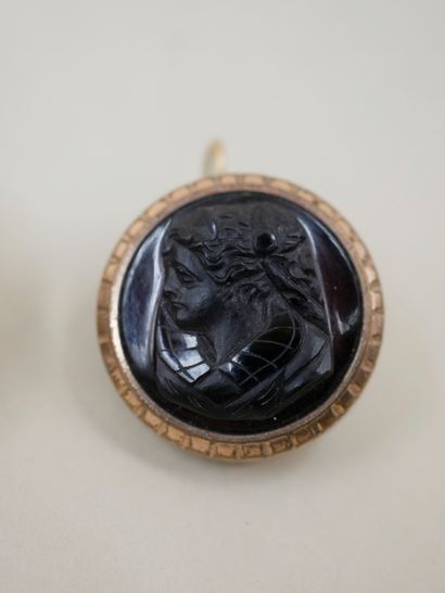 null Pair of metal earrings with a circular cameo representing a court lady - Diameter...