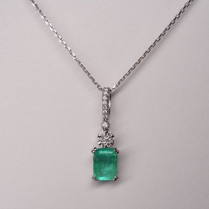 null Pendant surmounted by an emerald cut emerald of about 2 cts set with a flower...