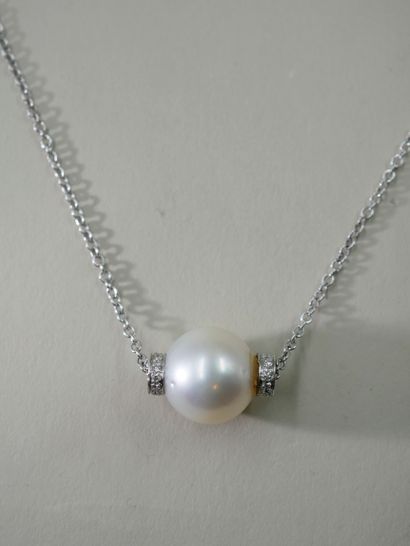 null 
14k white gold chain holding a cultured pearl framed by two cylindrical links...