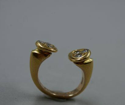 null Open ring in 18k yellow gold with diamonds at the ends - PB : 8,47gr - Twis...