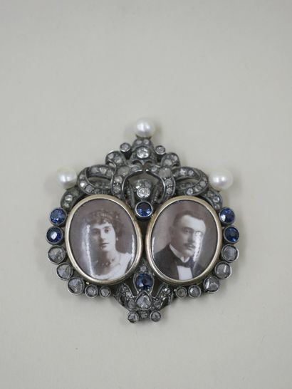 null Brooch in 18k white gold with two medallions each presenting a portrait and...