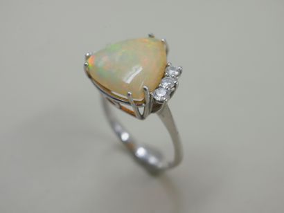 null 18k white gold ring with a triangular opal and six diamonds - PB : 5,30gr