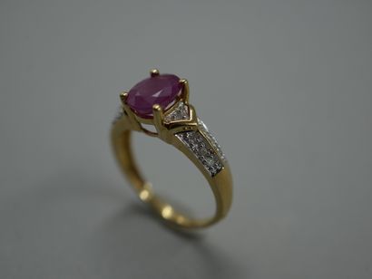 null Bague en or jaune 18k surmontée d'un rubis ovale entouré de diamants - PB :...