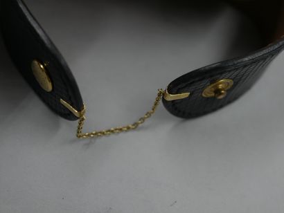  HERMES - Bracelet cuir manchette "Médor" orné de motif en métal doré - Dans sa ...