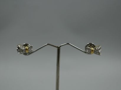 null Pair of 18k yellow gold and platinum bow earrings set with diamonds - One diamond...
