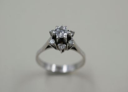 null Ring in 18k white gold topped with diamonds forming a star, the center one being...