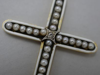  Croix pendentif en or jaune 18k émaillé blanc ornée de trente petites perles probablement...
