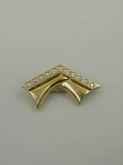 18k yellow gold brooch with a line of diamonds...