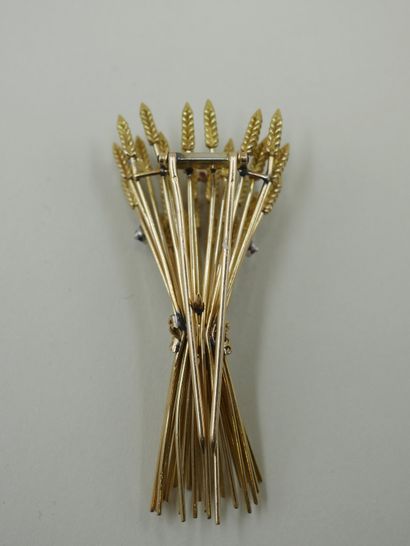 null 
Brooch representing a sheaf of wheat in 18k yellow gold, the ears of wheat...