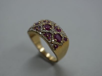 null Band ring in 18k yellow gold set with oval rubies in a diamond-paved lattice...