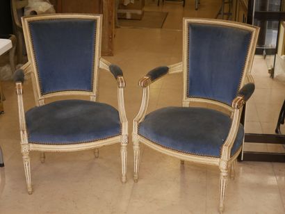 null Paire de fauteuils en bois mouluré sculpté peint de style Louis XVI - Garniture...