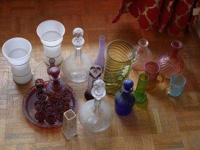 null Ensemble de verrerie : Carafe, verres teintés, soliflore, vases, service à liqueur...