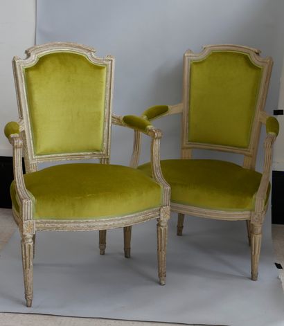 null Paire de fauteuils en bois mouluré sculpté peint - Garniture de velours vert...