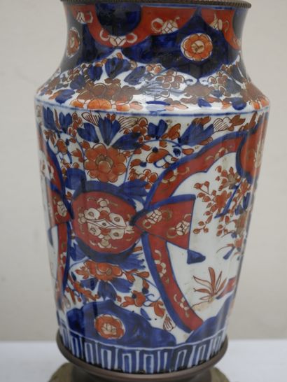 null JAPON ET CHINE, deux vases en porcelaine émaillée polychrome montés en lampe...