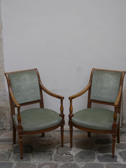 null Paire de fauteuils de style Directoire en bois naturel, dossier à enroulement...