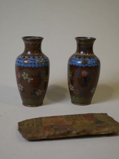 null Paire de petits vases en émaux cloisonnés et laque aventurine. On y joint une...