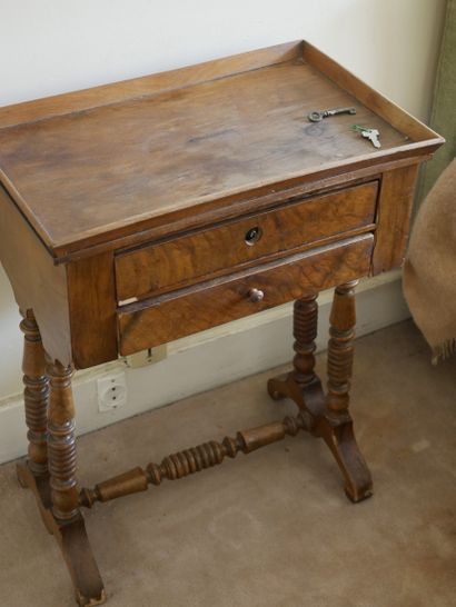null Deux tables de chevet en placage de marqueterie - Pieds en bois tourné - XIXème...