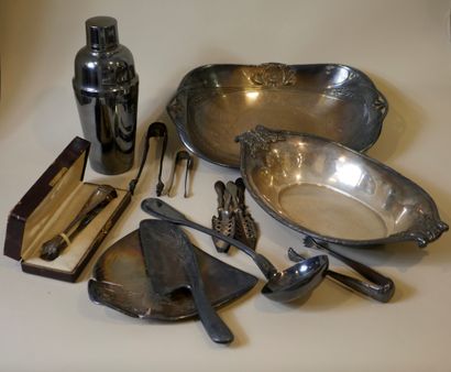 null Lot de métal argenté : shaker, plateau, panier à pain, timbales, verseuses et...