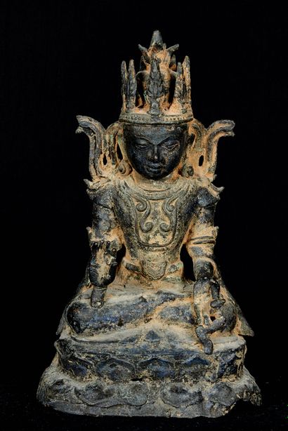 null Birmanie, style Shan. Statuette de Bouddha assis en méditation sur un trône...