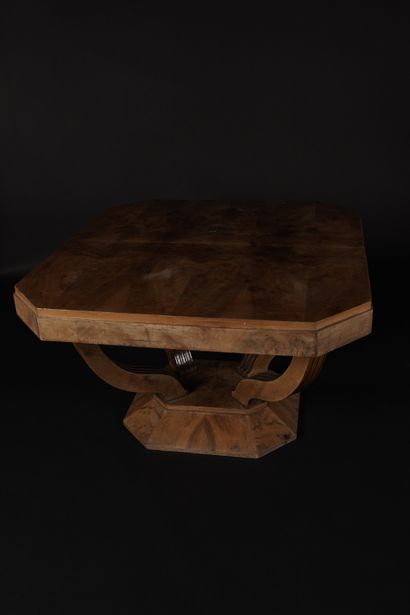 null 
Table de salon en bois de forme octogonale - pose sur quatre pieds mouvementé...