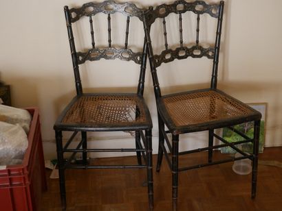 null TROIS chaises dites « Charivari » en bois noirci à décor peint doré - Dossier...