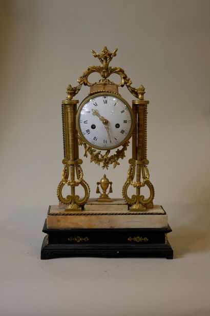null Pendule en marbre blanc et bronze doré - Style Louis XVI - XIXème