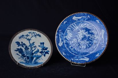 null Chine, XIXème siècle. Deux plats en porcelaine émaillée bleu blanc, fond craquelé...