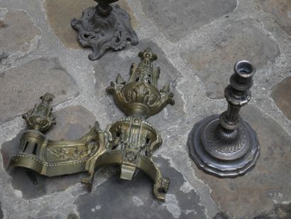 null Deux Manettes d'objets divers en métal et bronze dont chenet et bougeoirs