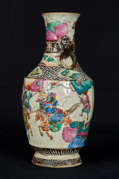 null Chine, Nankin, début XXème siècle, marque au revers. Petit vase à deux anses...