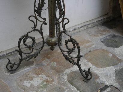 null Guéridon tripode en bronze percé en son centre par une colonne montée en lampe,...