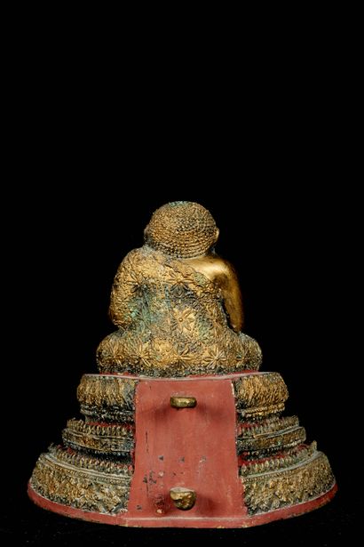 null Thaïlande, XXème siècle. Phra Sankachai représenté assis sur un trône à 3 niveaux....