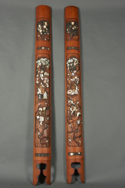 null Japon, époque Meiji (1868-1912). Deux bambous à décor de scènes sculptées impliquant...