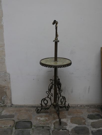 null Guéridon tripode en bronze percé en son centre par une colonne montée en lampe,...