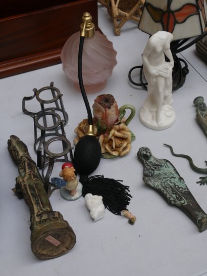 null Manette d'objets divers dont objets de décoration en céramique, pied de lampe,...