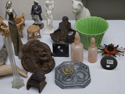 null Manette d'objets divers dont objets de décoration en céramique, pied de lampe,...