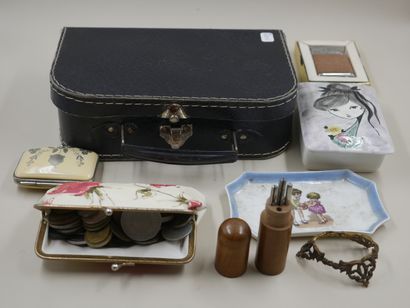null Lot : valise d'enfant, miroir à main, briquets divers, boites ivoire et argent...