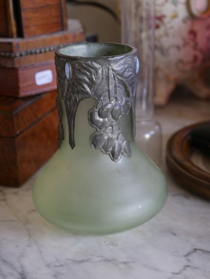 null Ensemble de verrerie : Vase Art nouveau en verre opaque vert clair orné d'étain...