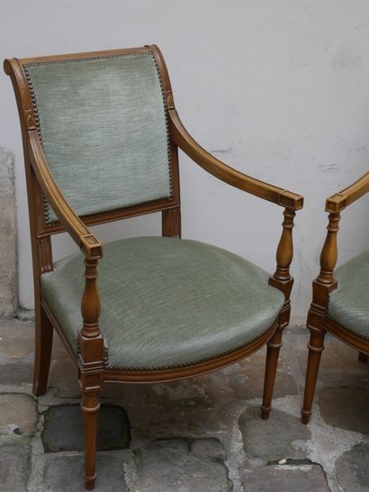 null Paire de fauteuils de style Directoire en bois naturel, dossier à enroulement...