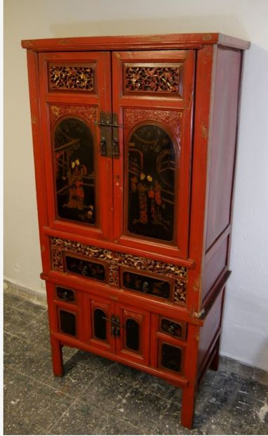 null Cabinet en bois laqué rouge ouvrant à deux vantaux en partie haute à décor d'élégantes...