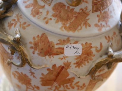 null CHINE - Vase monté en lampe en porcelaine à décors en camaieu d'orange de scène...