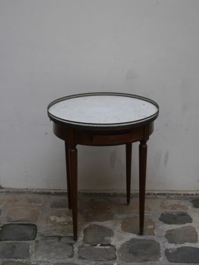 null Table bouillote, dessus de marbre blanc, style Louis XVI - Accidents