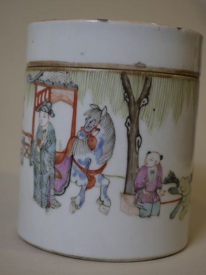 null Chine, Pot à tabac en porcelaine émaillée polychrome à décor d'élégantes.