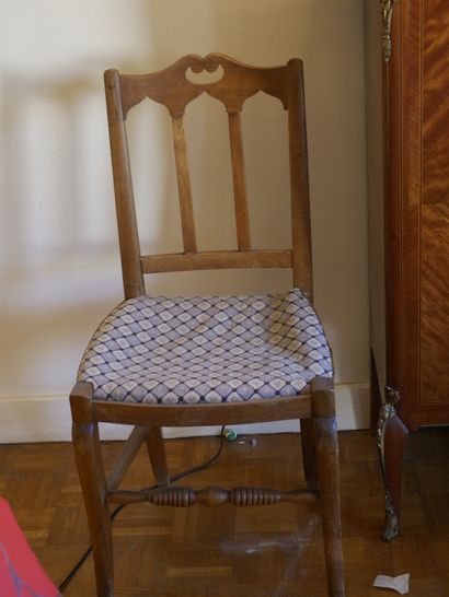 null Ensemble de chaises dépareillées en bois on y joint un fauteuil style louis...