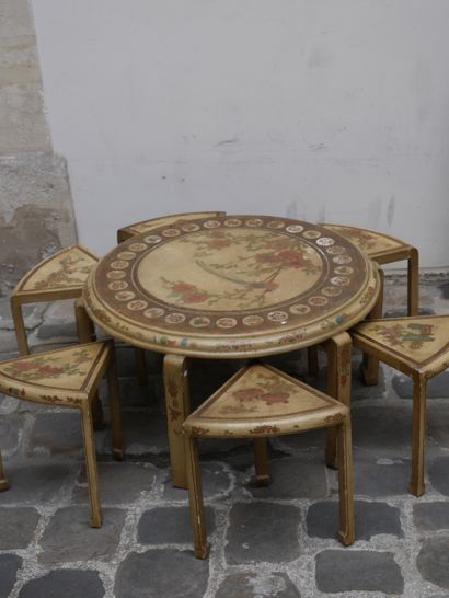 null Table et six tabourets s'imbriquant en bois laqué jaune, le plateau à décor...
