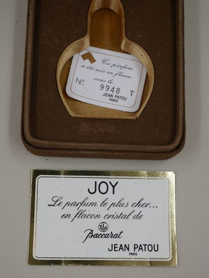 null JEAN PATOU « Joy » Flacon modèle tabatière de couleur noire, titré en lettres...
