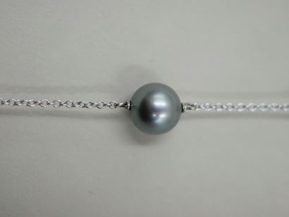 null Bracelet in 18k white gold with five Tahitian cultured pearls - PB : 8,01gr...