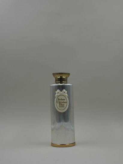 null CHRISTIAN DIOR PERFUMES

Very elegant empty case in silver metal, grooved, with...