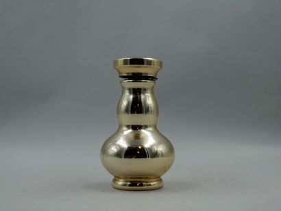 null LUCIEN LELONG "Orgueil

Coloquint-shaped bottle, gilded. Disc-shaped golden...