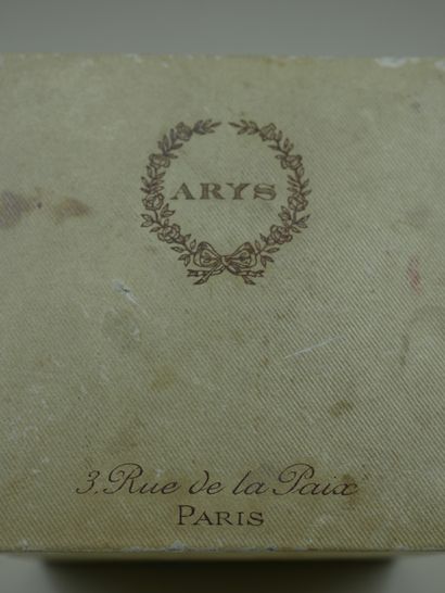 null ARYS

Beige box of square shape, titled on the top "Arys 3 rue de la paix Paris",...